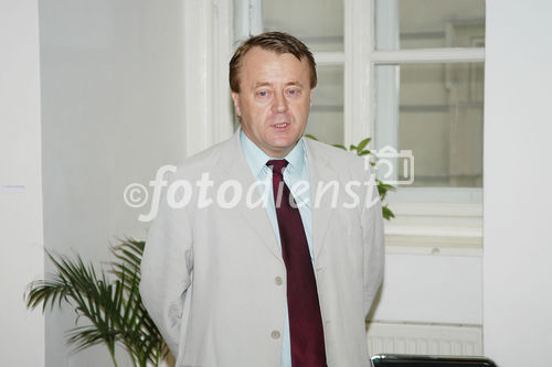 (C)fotodienst/Mag. Daniel Katzinger - Wien 14.09.2006,
Die Veranstaltung „Tschechien neu entdecken“ Am Hof schließt die Jahreskampagne der Präsentation der Tschechischen Republik in Österreich ab, die unter der Leitung von CzechTourism läuft.
im Bild: Dipl. Ing. Jirí Dornák,
(Botschaftsrat, Leiter der Abteilung für Ökonomie und Handel)