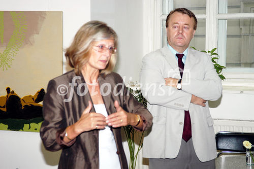 (C)fotodienst/Mag. Daniel Katzinger - Wien 14.09.2006,
Die Veranstaltung „Tschechien neu entdecken“ Am Hof schließt die Jahreskampagne der Präsentation der Tschechischen Republik in Österreich ab, die unter der Leitung von CzechTourism läuft.
Bild v.l.: Dr.Phil. Nora Dolanska (Direktorin der Tschechischen Zentrale für Tourismus), Dipl. Ing. Jirí Dornák, (Botschaftsrat, Leiter der Abteilung für Ökonomie und Handel)