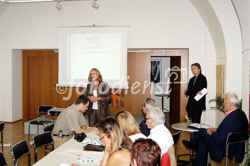 (C)fotodienst/Mag. Daniel Katzinger - Wien 14.09.2006,
Die Veranstaltung „Tschechien neu entdecken“ Am Hof schließt die Jahreskampagne der Präsentation der Tschechischen Republik in Österreich ab, die unter der Leitung von CzechTourism läuft.
Bild v.l.: Dr.Phil. Nora Dolanska (Direktorin der Tschechischen Zentrale für Tourismus), Dipl. Ing. Marcel Sauer (Direktor der Tschechischen Zentrale für Tourismus)