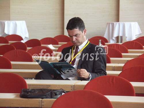 Besucher beim Fachjournalisten-Kongress des DFJV im Hotel Estrel Berlin.