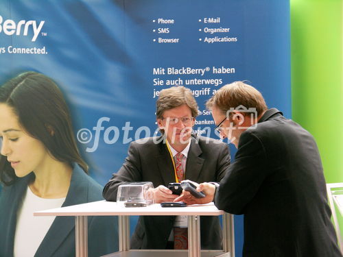 Besucher und Aussteller beim Fachjournalisten-Kongress des DFJV im Hotel Estrel Berlin.