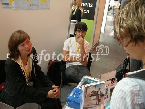 Besucher und Aussteller beim Fachjournalisten-Kongress des DFJV im Hotel Estrel Berlin.