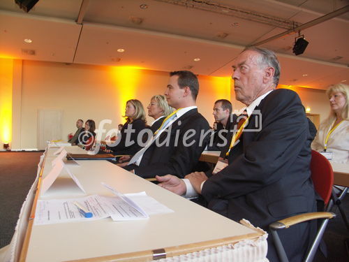 Prof. Dr. Siegfried Quandt von der Gesellschaft für Technologietransfer in Gießen mit dem Präsidiumssprecher des DFJV, Thomas Dreesen, in Berlin.