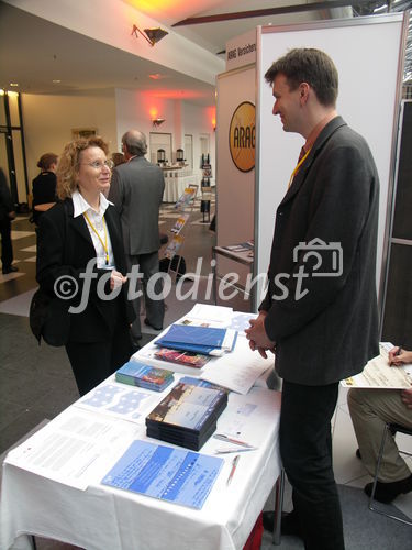 Besucher und Aussteller beim Fachjournalisten-Kongress des DFJV im Hotel Estrel Berlin.