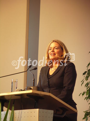 Verleihung des Fachjournalistenpreises an Sabine Christiansen. Bild: Julia Klöckner, MdB Deutscher Bundestag CDU/CSU