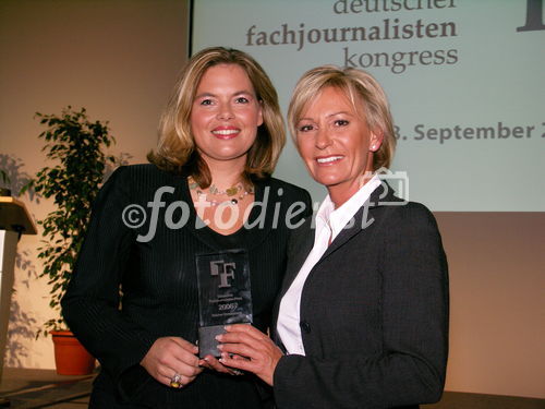 Verleihung des Fachjournalistenpreises an Sabine Christiansen. Bild v.l. Julia Klöckner, MdB Deutscher Bundestag CDU/CSU, Sabine Christiansen, TV Moderatorin