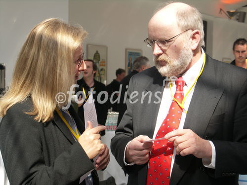 Die Firma lektorat.de, ein Internet-Verzeichnis für Lektoren, Korrektoren und Übersetzer, präsentierte sich auf dem Fachjournalisten-Kongress in Berlin, hier Jürgen Busch mit Ausstellungsbesucherin.