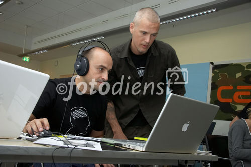 (C) fotodienst/Anna Rauchenberger - Wien 03.09.2006 - Der erste Ableton-Producer-Workshop ?BeatRepeat? bietet Musikern, Djs, Produzenten, oder all denen, die das noch werden wollen, eine professionelle Einführung in Ableton Live 5 (und Beta-Version Live 6). FOTO v.l.: Aid Abutaleb (Arab) und Stefan Mörth (Stereotyp).