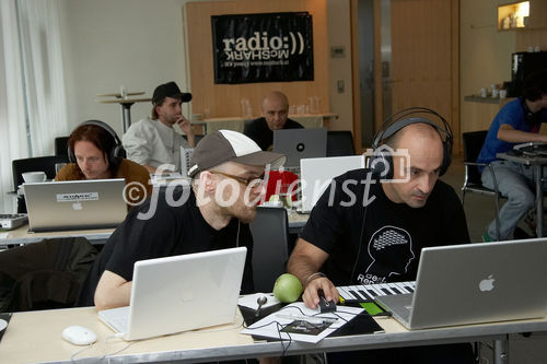 (C) fotodienst/Anna Rauchenberger - Wien 03.09.2006 - Der erste Ableton-Producer-Workshop ?BeatRepeat? bietet Musikern, Djs, Produzenten, oder all denen, die das noch werden wollen, eine professionelle Einführung in Ableton Live 5 (und Beta-Version Live 6). FOTO v.l.: Workshopteilnehmer, Aid Abutaleb (Arab).