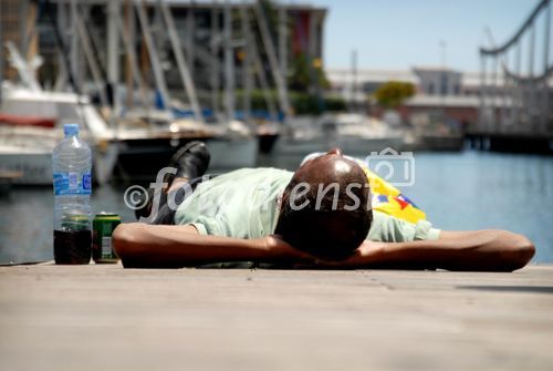 (c) Fotodienst / Daniel K. Gebhart (www.fotex.at) - Barcelona Lifestyle-Photography 2006 - Erholungspause / Sonnenbad am Hafen (Barceloneta).