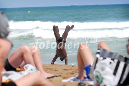 (c) Fotodienst / Daniel K. Gebhart (www.fotex.at) - Barcelona Lifestyle-Photography 2006 - Handstand am Strand.