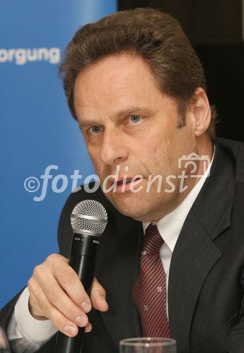 (C) fotodienst/Anna Rauchenberger - Wien 05.05.2006 - Neue Trends in der Medizin- und Sicherheitstechnik der Dräger AG & Co. KG. FOTO: DI Manfred Völker (GF Dräger Medical Austria).