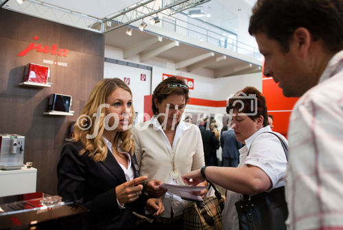 Jura Österreich zeigt auf der Messe sein ausgereiftes Potenzial an ultimativen Neuheiten. Technische Raffinessen vollenden die Bediener-Convenience. Der Name Jura steht für Brillanz in bekannt ausgereifter Designer-Eleganz. Eine großartige Kollektion an Kaffeevollautomaten verzaubert Kaffee-Liebhaber rundum.