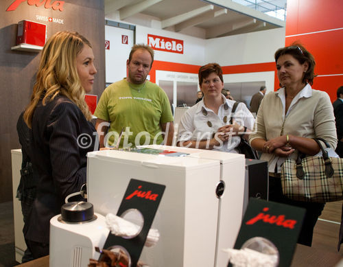 Jura Österreich zeigt auf der Messe sein ausgereiftes Potenzial an ultimativen Neuheiten. Technische Raffinessen vollenden die Bediener-Convenience. Der Name Jura steht für Brillanz in bekannt ausgereifter Designer-Eleganz. Eine großartige Kollektion an Kaffeevollautomaten verzaubert Kaffee-Liebhaber rundum.