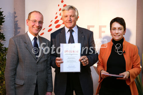 (C) fotodienst/Anna Rauchenberger - Wien, 04.12.2008 - Austrian Research Promotion Agency (FFG): 'Austrian Champions in European Research'. FOTO: Sektionschef Mag. Friedrich Faulhammer (BMWF) und DI Dr. Sabine Herlitschka (Bereichsleiterin, FFG Europäische und Internationale Programme) gratulieren den 'Austrian Champions in European Research'