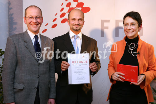 (C) fotodienst/Anna Rauchenberger - Wien, 04.12.2008 - Austrian Research Promotion Agency (FFG): 'Austrian Champions in European Research'. FOTO: Sektionschef Mag. Friedrich Faulhammer (BMWF) und DI Dr. Sabine Herlitschka (Bereichsleiterin, FFG Europäische und Internationale Programme) gratulieren den 'Austrian Champions in European Research'