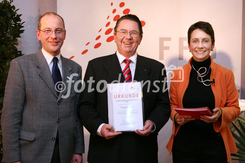 (C) fotodienst/Anna Rauchenberger - Wien, 04.12.2008 - Austrian Research Promotion Agency (FFG): 'Austrian Champions in European Research'. FOTO: Sektionschef Mag. Friedrich Faulhammer (BMWF) und DI Dr. Sabine Herlitschka (Bereichsleiterin, FFG Europäische und Internationale Programme) gratulieren den 'Austrian Champions in European Research'