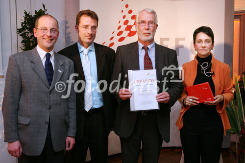 (C) fotodienst/Anna Rauchenberger - Wien, 04.12.2008 - Austrian Research Promotion Agency (FFG): 'Austrian Champions in European Research'. FOTO: Sektionschef Mag. Friedrich Faulhammer (BMWF) und DI Dr. Sabine Herlitschka (Bereichsleiterin, FFG Europäische und Internationale Programme) gratulieren den 'Austrian Champions in European Research'