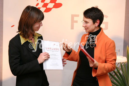 (C) fotodienst/Anna Rauchenberger - Wien, 04.12.2008 - Austrian Research Promotion Agency (FFG): 'Austrian Champions in European Research'. FOTO: DI Dr. Sabine Herlitschka (Bereichsleiterin, FFG Europäische und Internationale Programme, re) gratuliert den 'Austrian Champions in European Research'