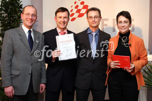 (C) fotodienst/Anna Rauchenberger - Wien, 04.12.2008 - Austrian Research Promotion Agency (FFG): 'Austrian Champions in European Research'. FOTO: Sektionschef Mag. Friedrich Faulhammer (BMWF) und DI Dr. Sabine Herlitschka (Bereichsleiterin, FFG Europäische und Internationale Programme) gratulieren den 'Austrian Champions in European Research'