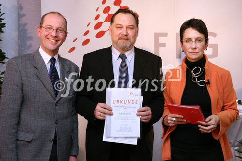 (C) fotodienst/Anna Rauchenberger - Wien, 04.12.2008 - Austrian Research Promotion Agency (FFG): 'Austrian Champions in European Research'. FOTO: Sektionschef Mag. Friedrich Faulhammer (BMWF) und DI Dr. Sabine Herlitschka (Bereichsleiterin, FFG Europäische und Internationale Programme) gratulieren den 'Austrian Champions in European Research'