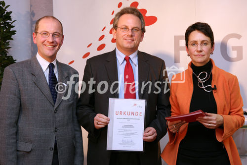 (C) fotodienst/Anna Rauchenberger - Wien, 04.12.2008 - Austrian Research Promotion Agency (FFG): 'Austrian Champions in European Research'. FOTO: Sektionschef Mag. Friedrich Faulhammer (BMWF) und DI Dr. Sabine Herlitschka (Bereichsleiterin, FFG Europäische und Internationale Programme) gratulieren den 'Austrian Champions in European Research'