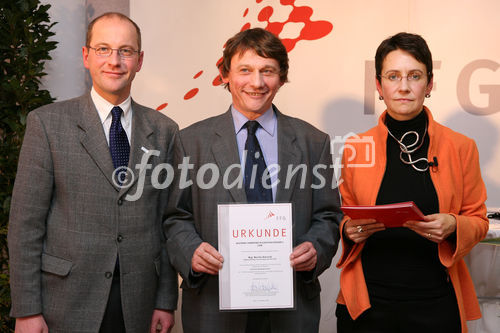 (C) fotodienst/Anna Rauchenberger - Wien, 04.12.2008 - Austrian Research Promotion Agency (FFG): 'Austrian Champions in European Research'. FOTO: Sektionschef Mag. Friedrich Faulhammer (BMWF) und DI Dr. Sabine Herlitschka (Bereichsleiterin, FFG Europäische und Internationale Programme) gratulieren den 'Austrian Champions in European Research'