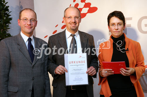 (C) fotodienst/Anna Rauchenberger - Wien, 04.12.2008 - Austrian Research Promotion Agency (FFG): 'Austrian Champions in European Research'. FOTO: Sektionschef Mag. Friedrich Faulhammer (BMWF) und DI Dr. Sabine Herlitschka (Bereichsleiterin, FFG Europäische und Internationale Programme) gratulieren den 'Austrian Champions in European Research'