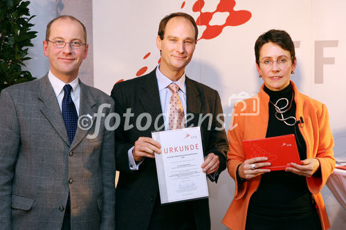 (C) fotodienst/Anna Rauchenberger - Wien, 04.12.2008 - Austrian Research Promotion Agency (FFG): 'Austrian Champions in European Research'. FOTO: Sektionschef Mag. Friedrich Faulhammer (BMWF) und DI Dr. Sabine Herlitschka (Bereichsleiterin, FFG Europäische und Internationale Programme) gratulieren den 'Austrian Champions in European Research'