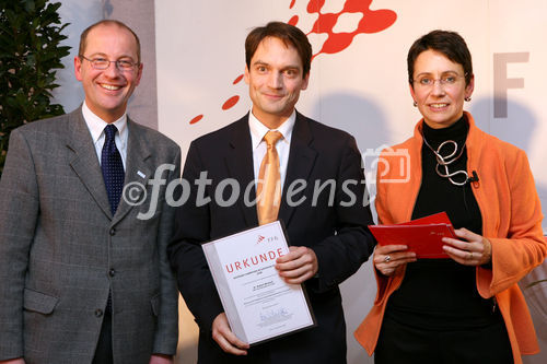 (C) fotodienst/Anna Rauchenberger - Wien, 04.12.2008 - Austrian Research Promotion Agency (FFG): 'Austrian Champions in European Research'. FOTO: Sektionschef Mag. Friedrich Faulhammer (BMWF) und DI Dr. Sabine Herlitschka (Bereichsleiterin, FFG Europäische und Internationale Programme) gratulieren den 'Austrian Champions in European Research'