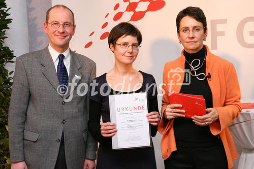 (C) fotodienst/Anna Rauchenberger - Wien, 04.12.2008 - Austrian Research Promotion Agency (FFG): 'Austrian Champions in European Research'. FOTO: Sektionschef Mag. Friedrich Faulhammer (BMWF) und DI Dr. Sabine Herlitschka (Bereichsleiterin, FFG Europäische und Internationale Programme) gratulieren den 'Austrian Champions in European Research'