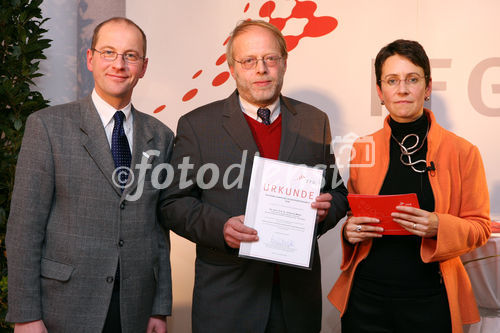 (C) fotodienst/Anna Rauchenberger - Wien, 04.12.2008 - Austrian Research Promotion Agency (FFG): 'Austrian Champions in European Research'. FOTO: Sektionschef Mag. Friedrich Faulhammer (BMWF) und DI Dr. Sabine Herlitschka (Bereichsleiterin, FFG Europäische und Internationale Programme) gratulieren den 'Austrian Champions in European Research'