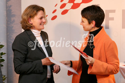 (C) fotodienst/Anna Rauchenberger - Wien, 04.12.2008 - Austrian Research Promotion Agency (FFG): 'Austrian Champions in European Research'. FOTO: Sektionschef Mag. Friedrich Faulhammer (BMWF) und DI Dr. Sabine Herlitschka (Bereichsleiterin, FFG Europäische und Internationale Programme) gratulieren den 'Austrian Champions in European Research'