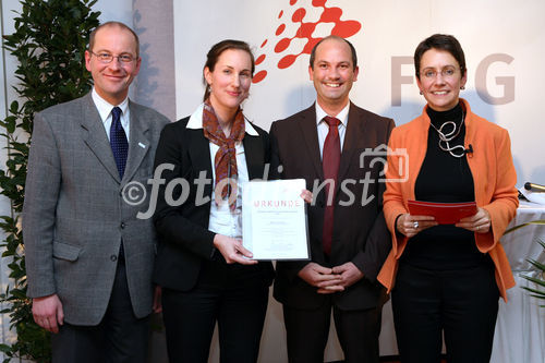 (C) fotodienst/Anna Rauchenberger - Wien, 04.12.2008 - Austrian Research Promotion Agency (FFG): 'Austrian Champions in European Research'. FOTO: Sektionschef Mag. Friedrich Faulhammer (BMWF) und DI Dr. Sabine Herlitschka (Bereichsleiterin, FFG Europäische und Internationale Programme) gratulieren den 'Austrian Champions in European Research'