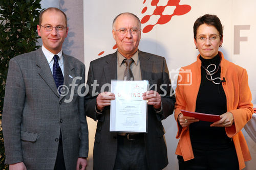 (C) fotodienst/Anna Rauchenberger - Wien, 04.12.2008 - Austrian Research Promotion Agency (FFG): 'Austrian Champions in European Research'. FOTO: Sektionschef Mag. Friedrich Faulhammer (BMWF) und DI Dr. Sabine Herlitschka (Bereichsleiterin, FFG Europäische und Internationale Programme) gratulieren den 'Austrian Champions in European Research'