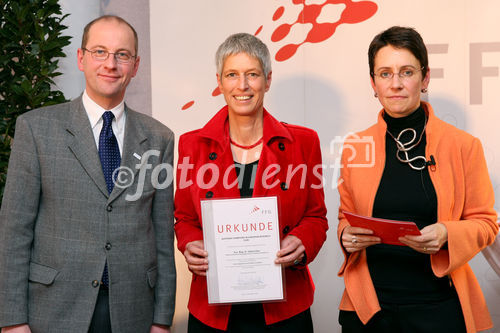 (C) fotodienst/Anna Rauchenberger - Wien, 04.12.2008 - Austrian Research Promotion Agency (FFG): 'Austrian Champions in European Research'. FOTO: Sektionschef Mag. Friedrich Faulhammer (BMWF) und DI Dr. Sabine Herlitschka (Bereichsleiterin, FFG Europäische und Internationale Programme) gratulieren den 'Austrian Champions in European Research'