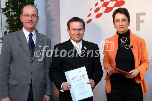 (C) fotodienst/Anna Rauchenberger - Wien, 04.12.2008 - Austrian Research Promotion Agency (FFG): 'Austrian Champions in European Research'. FOTO: Sektionschef Mag. Friedrich Faulhammer (BMWF) und DI Dr. Sabine Herlitschka (Bereichsleiterin, FFG Europäische und Internationale Programme) gratulieren den 'Austrian Champions in European Research'