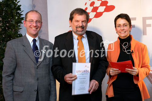 (C) fotodienst/Anna Rauchenberger - Wien, 04.12.2008 - Austrian Research Promotion Agency (FFG): 'Austrian Champions in European Research'. FOTO: Sektionschef Mag. Friedrich Faulhammer (BMWF) und DI Dr. Sabine Herlitschka (Bereichsleiterin, FFG Europäische und Internationale Programme) gratulieren den 'Austrian Champions in European Research'