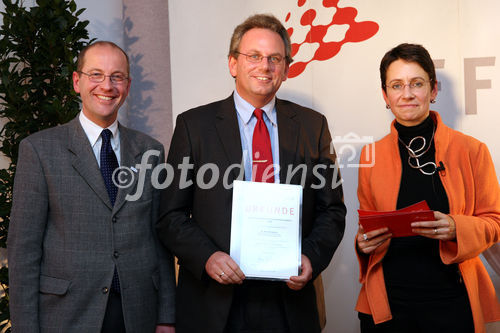 (C) fotodienst/Anna Rauchenberger - Wien, 04.12.2008 - Austrian Research Promotion Agency (FFG): 'Austrian Champions in European Research'. FOTO: Sektionschef Mag. Friedrich Faulhammer (BMWF) und DI Dr. Sabine Herlitschka (Bereichsleiterin, FFG Europäische und Internationale Programme) gratulieren den 'Austrian Champions in European Research'