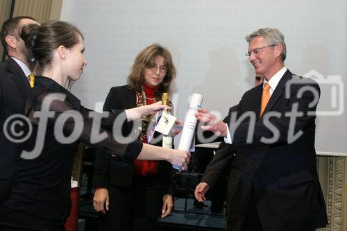 Prämierung der besten FIT-IT Projektvorschläge 2005. Bild: Eduard Mainoni (Staatssekretär im BMvit) überreicht den Siegerprojekten aus dem Bereich Semantic Systems die Urkunden. Foto: Anna Rauchenberger