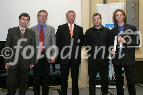 Prämierung der besten FIT-IT Projektvorschläge 2005. Bild: Eduard Mainoni (Staatssekretär im BMvit) überreicht den Siegerprojekten aus dem Bereich Embedded Systems die Urkunden. Foto: Anna Rauchenberger