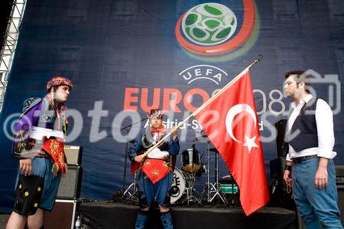 Während die türkischen Fans noch gespannt auf den Beginn des EM-Spiels Türkei - Tschechien warteten, unterhielt eine türkische Folkloregruppe am Sonntag abend die Fußballfreunde in der Salzburger Fanzone. Mit Tanz und Musik begeisterte die traditionelle Volkstanzgruppe auf der FanZonen-Bühne und ließ die Zeit bis zum Ankick wie im Flug vergehen. Das Projekt „Europe lives in Salzburg