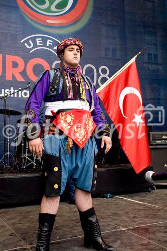 Während die türkischen Fans noch gespannt auf den Beginn des EM-Spiels Türkei - Tschechien warteten, unterhielt eine türkische Folkloregruppe am Sonntag abend die Fußballfreunde in der Salzburger Fanzone. Mit Tanz und Musik begeisterte die traditionelle Volkstanzgruppe auf der FanZonen-Bühne und ließ die Zeit bis zum Ankick wie im Flug vergehen. Das Projekt „Europe lives in Salzburg