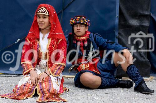 Während die türkischen Fans noch gespannt auf den Beginn des EM-Spiels Türkei - Tschechien warteten, unterhielt eine türkische Folkloregruppe am Sonntag abend die Fußballfreunde in der Salzburger Fanzone. Mit Tanz und Musik begeisterte die traditionelle Volkstanzgruppe auf der FanZonen-Bühne und ließ die Zeit bis zum Ankick wie im Flug vergehen. Das Projekt „Europe lives in Salzburg