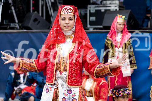 Während die türkischen Fans noch gespannt auf den Beginn des EM-Spiels Türkei - Tschechien warteten, unterhielt eine türkische Folkloregruppe am Sonntag abend die Fußballfreunde in der Salzburger Fanzone. Mit Tanz und Musik begeisterte die traditionelle Volkstanzgruppe auf der FanZonen-Bühne und ließ die Zeit bis zum Ankick wie im Flug vergehen. Das Projekt „Europe lives in Salzburg