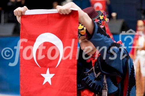 Während die türkischen Fans noch gespannt auf den Beginn des EM-Spiels Türkei - Tschechien warteten, unterhielt eine türkische Folkloregruppe am Sonntag abend die Fußballfreunde in der Salzburger Fanzone. Mit Tanz und Musik begeisterte die traditionelle Volkstanzgruppe auf der FanZonen-Bühne und ließ die Zeit bis zum Ankick wie im Flug vergehen. Das Projekt „Europe lives in Salzburg