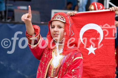 Während die türkischen Fans noch gespannt auf den Beginn des EM-Spiels Türkei - Tschechien warteten, unterhielt eine türkische Folkloregruppe am Sonntag abend die Fußballfreunde in der Salzburger Fanzone. Mit Tanz und Musik begeisterte die traditionelle Volkstanzgruppe auf der FanZonen-Bühne und ließ die Zeit bis zum Ankick wie im Flug vergehen. Das Projekt „Europe lives in Salzburg