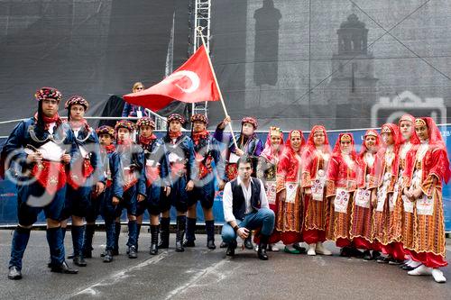 Während die türkischen Fans noch gespannt auf den Beginn des EM-Spiels Türkei - Tschechien warteten, unterhielt eine türkische Folkloregruppe am Sonntag abend die Fußballfreunde in der Salzburger Fanzone. Mit Tanz und Musik begeisterte die traditionelle Volkstanzgruppe auf der FanZonen-Bühne und ließ die Zeit bis zum Ankick wie im Flug vergehen. Das Projekt „Europe lives in Salzburg