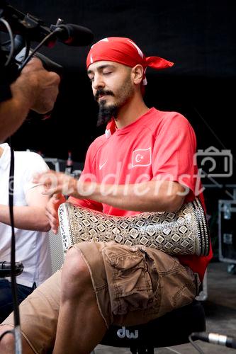 Während die türkischen Fans noch gespannt auf den Beginn des EM-Spiels Türkei - Tschechien warteten, unterhielt eine türkische Folkloregruppe am Sonntag abend die Fußballfreunde in der Salzburger Fanzone. Mit Tanz und Musik begeisterte die traditionelle Volkstanzgruppe auf der FanZonen-Bühne und ließ die Zeit bis zum Ankick wie im Flug vergehen. Das Projekt „Europe lives in Salzburg