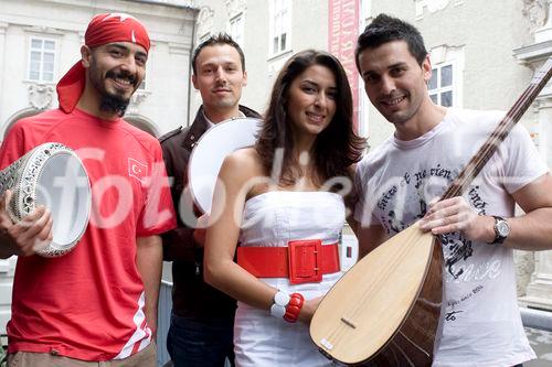 Während die türkischen Fans noch gespannt auf den Beginn des EM-Spiels Türkei - Tschechien warteten, unterhielt eine türkische Folkloregruppe am Sonntag abend die Fußballfreunde in der Salzburger Fanzone. Mit Tanz und Musik begeisterte die traditionelle Volkstanzgruppe auf der FanZonen-Bühne und ließ die Zeit bis zum Ankick wie im Flug vergehen. Das Projekt „Europe lives in Salzburg